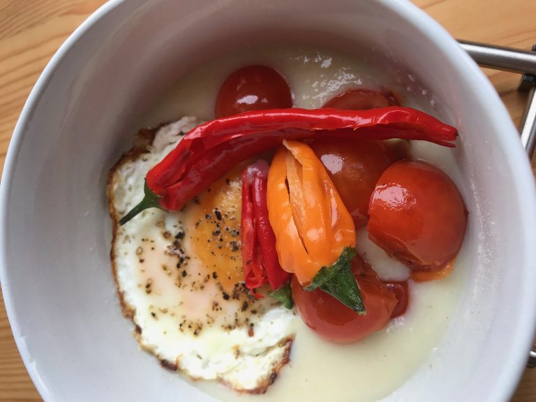 Jahelná kaše se sázeným vejcem a restovanou zeleninou