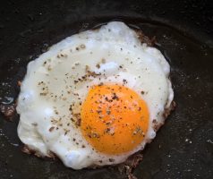 Jahelná kaše se sázeným vejcem a restovanou zeleninou