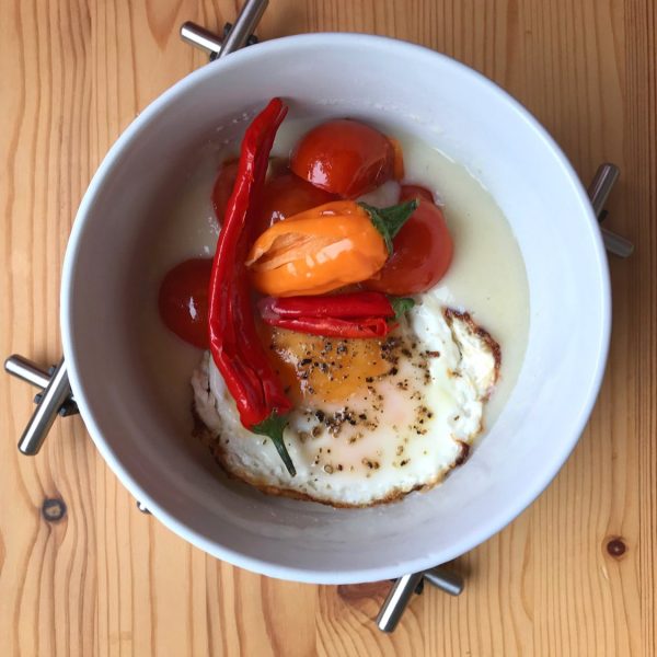 Jahelná kaše se sázeným vejcem a restovanou zeleninou