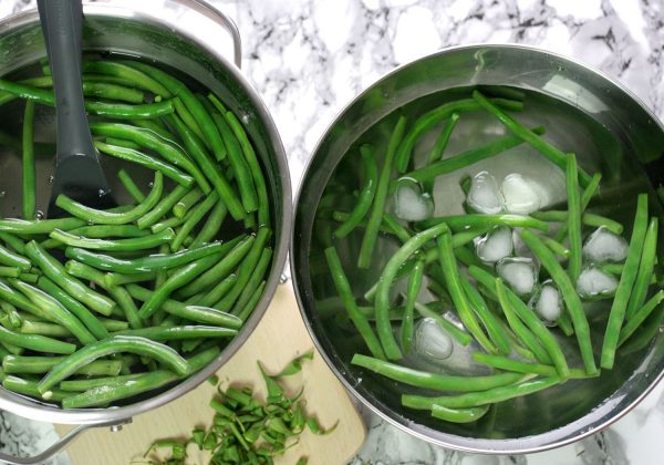 Šokové ochlazení fazolek v ledové vodě