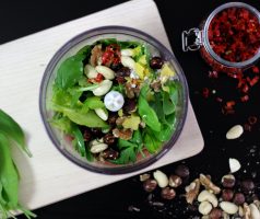 Veganské pesto z medvědího česneku a chilli