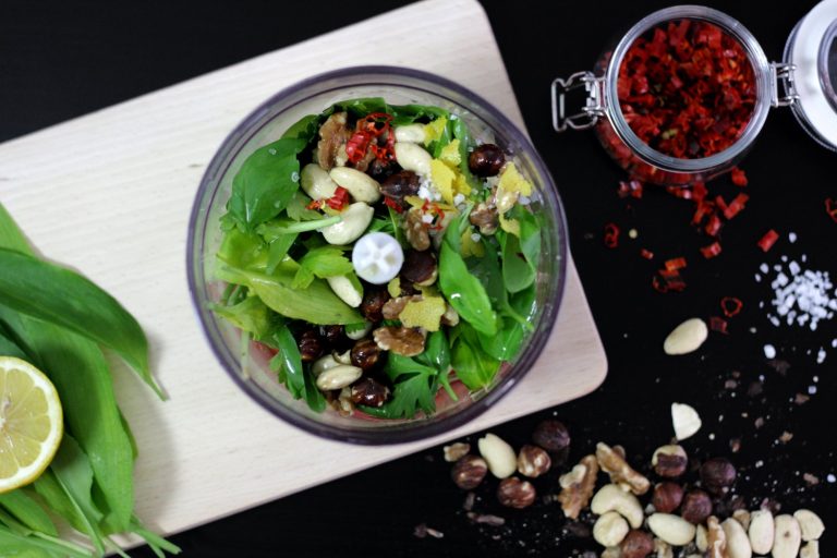 Veganské pesto z medvědího česneku a chilli