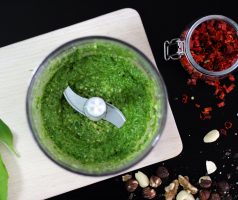 Veganské pesto z medvědího česneku a chilli