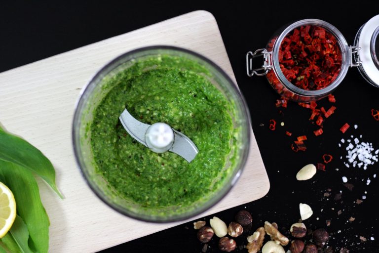 Veganské pesto z medvědího česneku a chilli