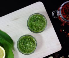 Veganské pesto z medvědího česneku a chilli