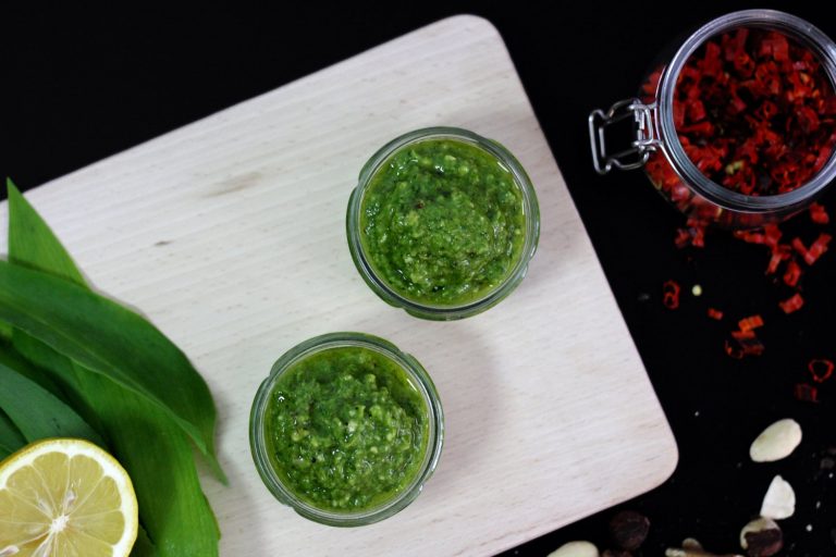 Veganské pesto z medvědího česneku a chilli