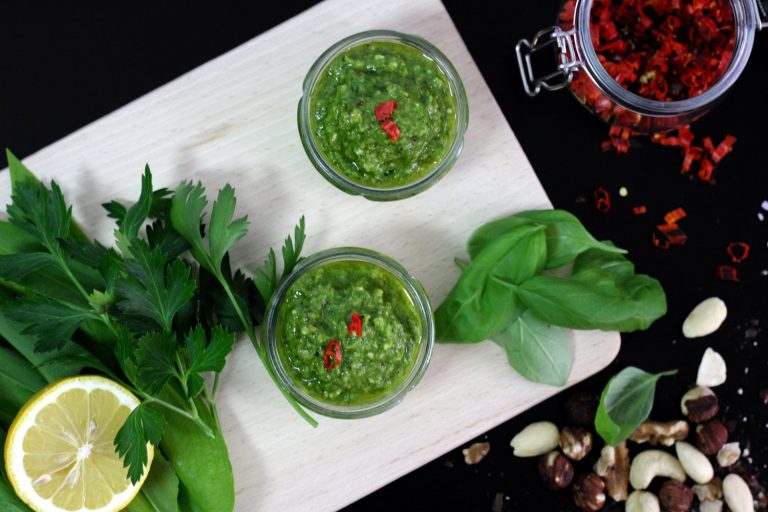 Veganské pesto z medvědího česneku a chilli