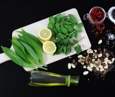 Veganské pesto z medvědího česneku a chilli