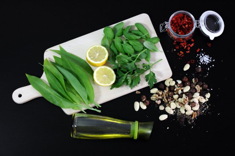 Veganské pesto z medvědího česneku a chilli