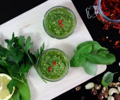 Veganské pesto z medvědího česneku a chilli