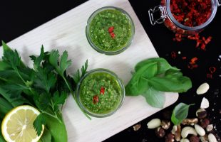 Veganské pesto z medvědího česneku a chilli