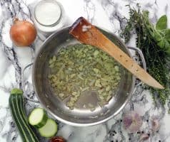 Krémová cuketová polévka s kokosovým mlékem