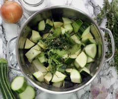 Krémová cuketová polévka s kokosovým mlékem