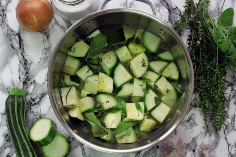 Krémová cuketová polévka s kokosovým mlékem