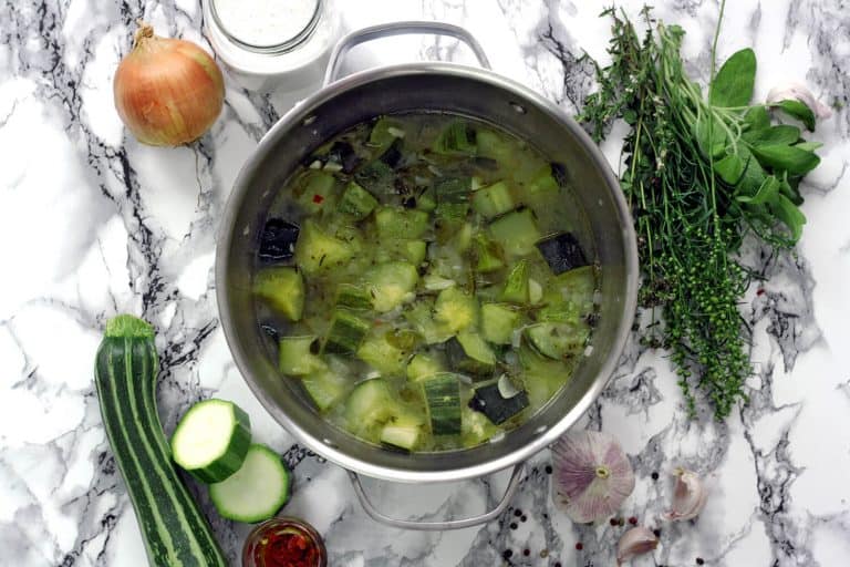 Krémová cuketová polévka s kokosovým mlékem