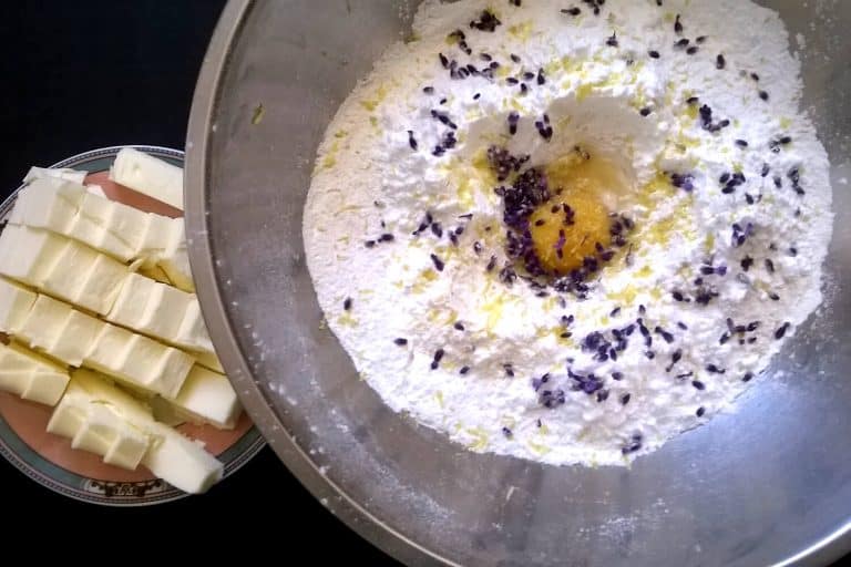 Levandulové a meduňkové máslové sušenky