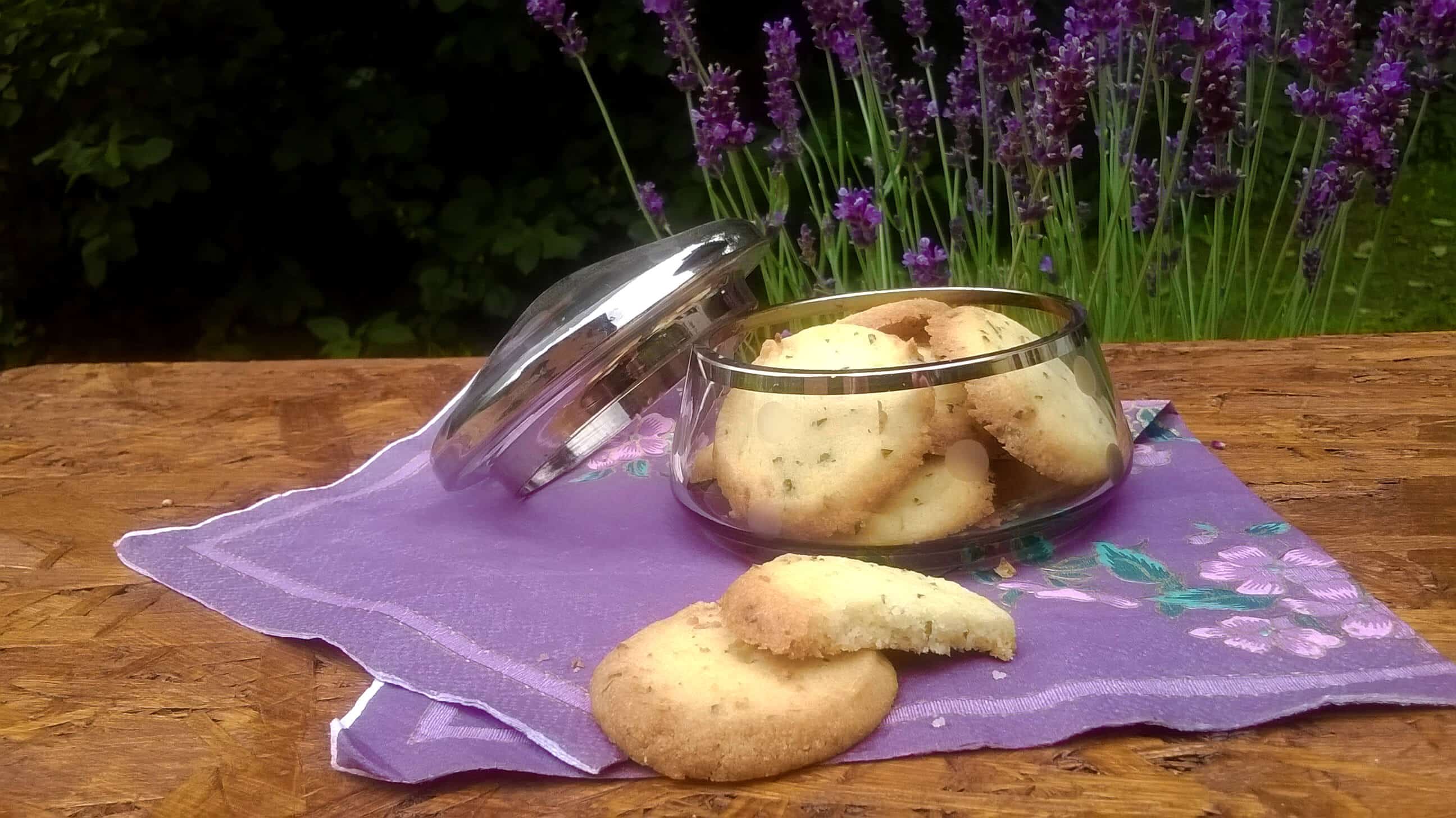 Levandulové a meduňkové máslové sušenky