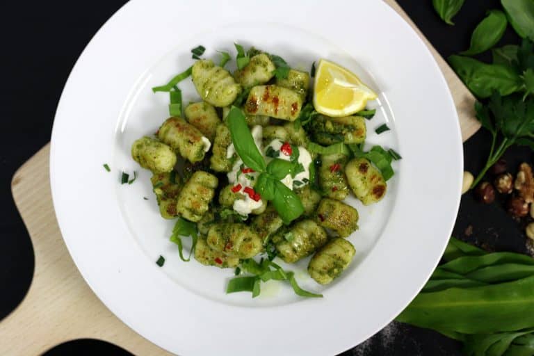 Veganské gnocchi s medvědím pestem a kešu krémem