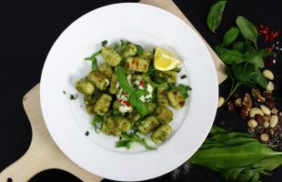 Veganské gnocchi s medvědím pestem a kešu krémem