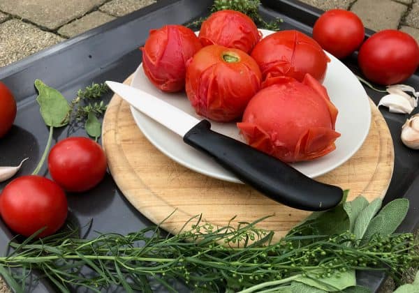 Loupání rajčatové slupky