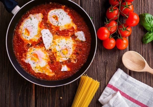 Sázená vejce v rajčatové omáčce