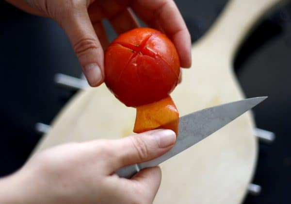 Slupku loupejte nožem nebo prsty