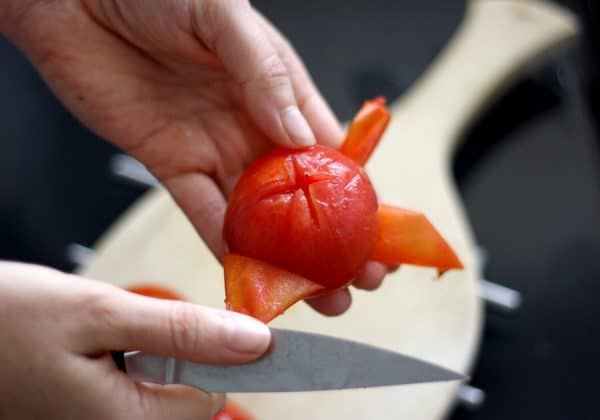 Postupně sloupněte z celého rajčete