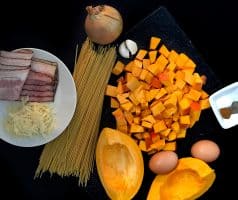 Špagety carbonara s dýní, parmazánem a slaninou