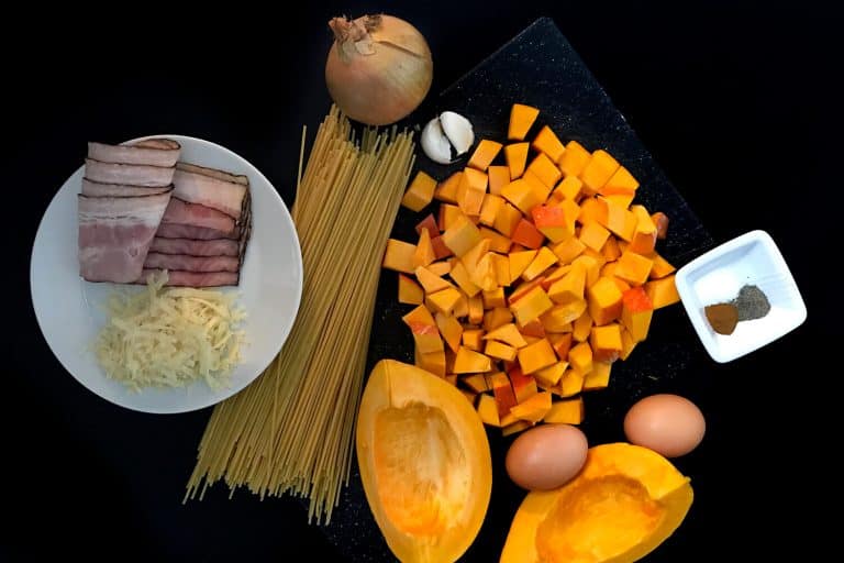 Špagety carbonara s dýní, parmazánem a slaninou