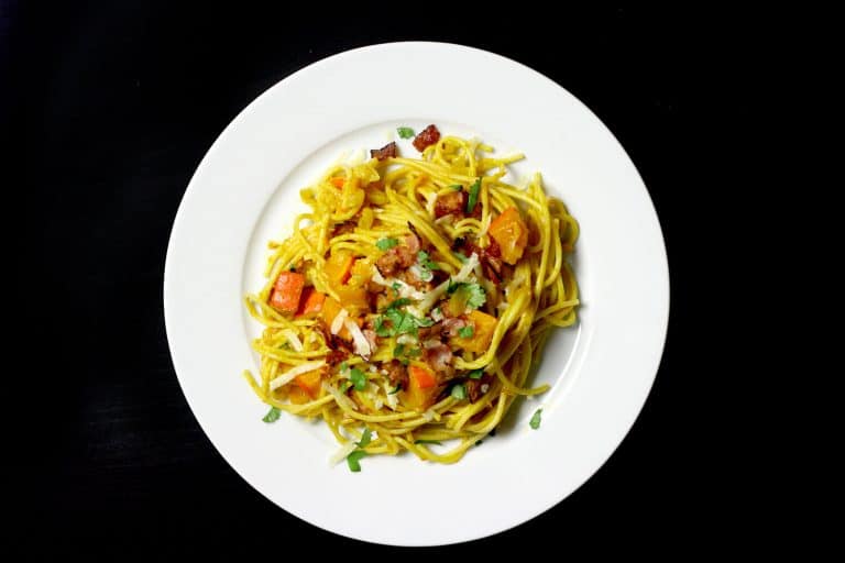 Špagety carbonara s dýní, parmazánem a slaninou