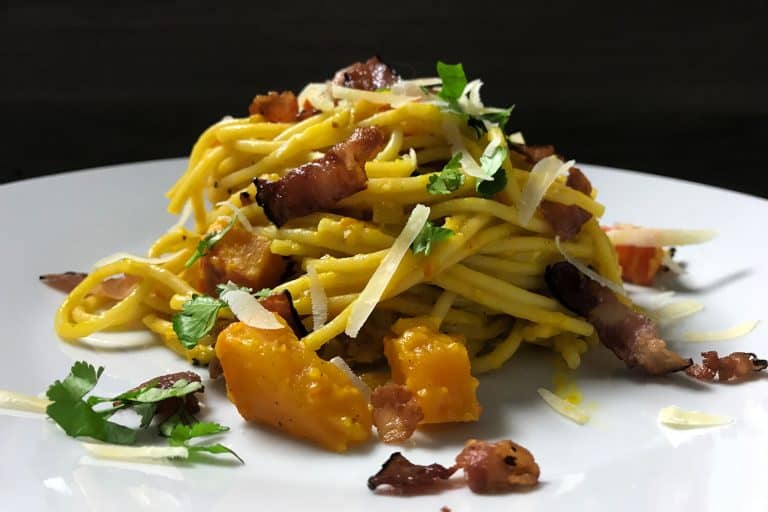 Špagety carbonara s dýní, parmazánem a slaninou