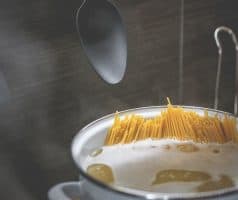 Špagety carbonara s dýní, parmazánem a slaninou