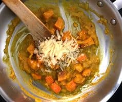 Špagety carbonara s dýní, parmazánem a slaninou