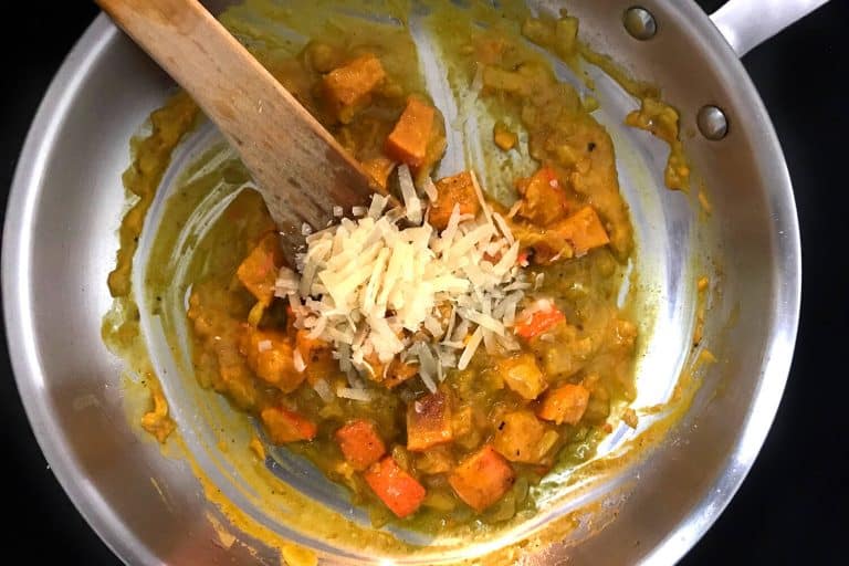 Špagety carbonara s dýní, parmazánem a slaninou