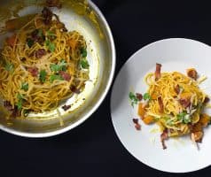Špagety carbonara s dýní, parmazánem a slaninou