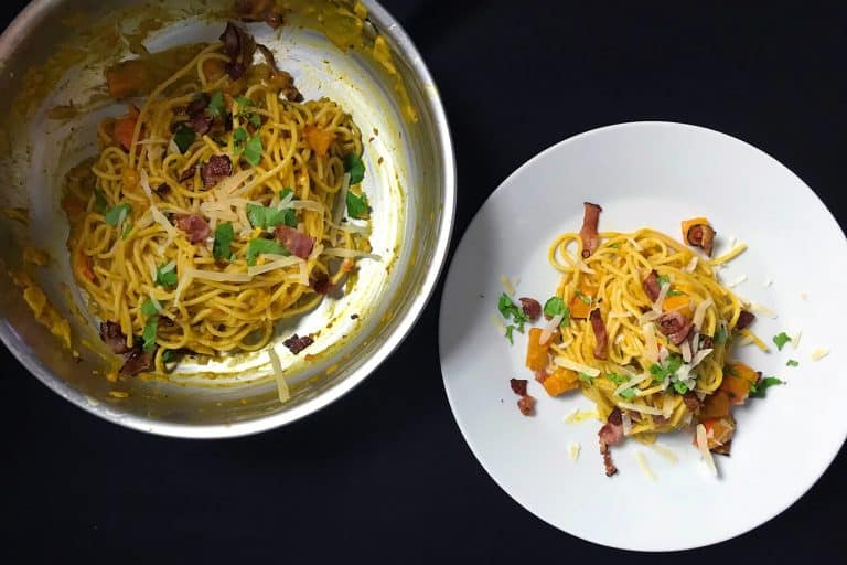 Špagety carbonara s dýní, parmazánem a slaninou