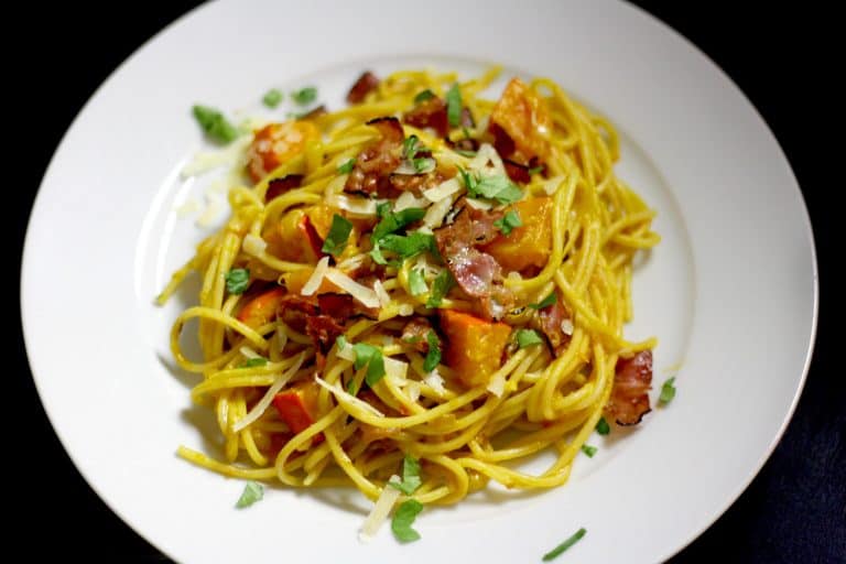 Špagety carbonara s dýní, parmazánem a slaninou