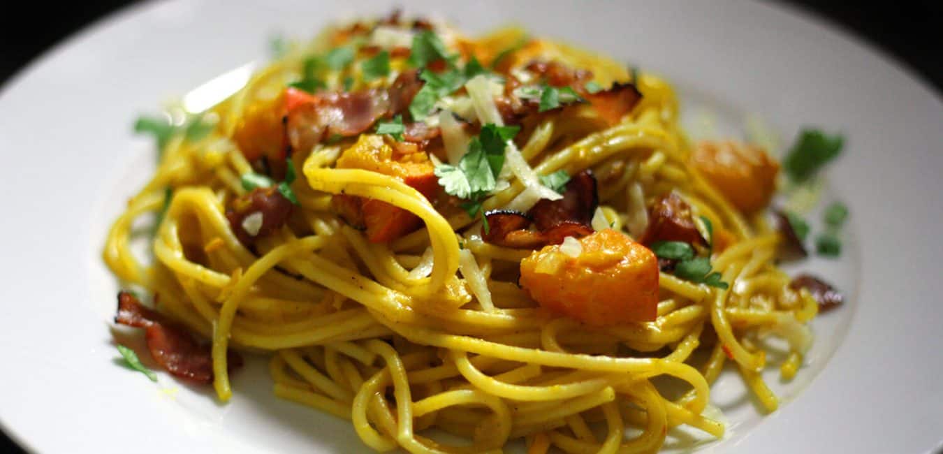 Špagety carbonara s dýní, parmazánem a slaninou