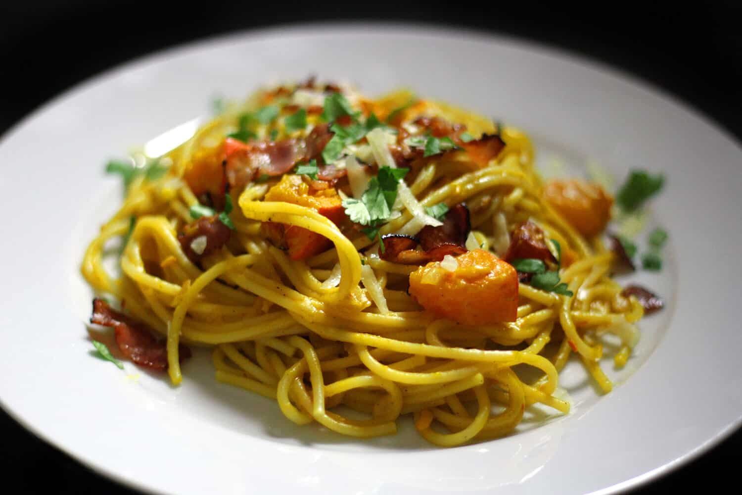 Špagety carbonara s dýní, parmazánem a slaninou