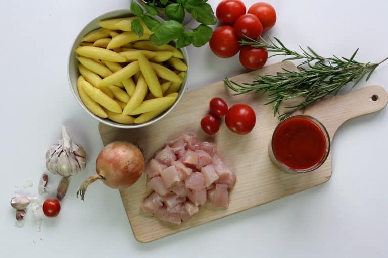 Bramborové gnocchi s kuřetem a rajčatovou omáčkou