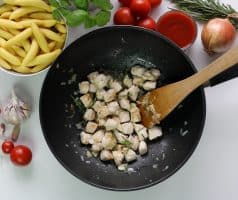 Bramborové gnocchi s kuřetem a rajčatovou omáčkou