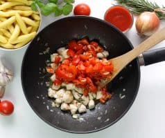 Bramborové gnocchi s kuřetem a rajčatovou omáčkou