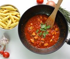 Bramborové gnocchi s kuřetem a rajčatovou omáčkou