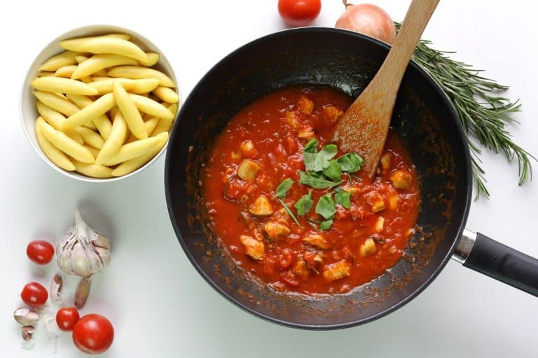 Bramborové gnocchi s kuřetem a rajčatovou omáčkou