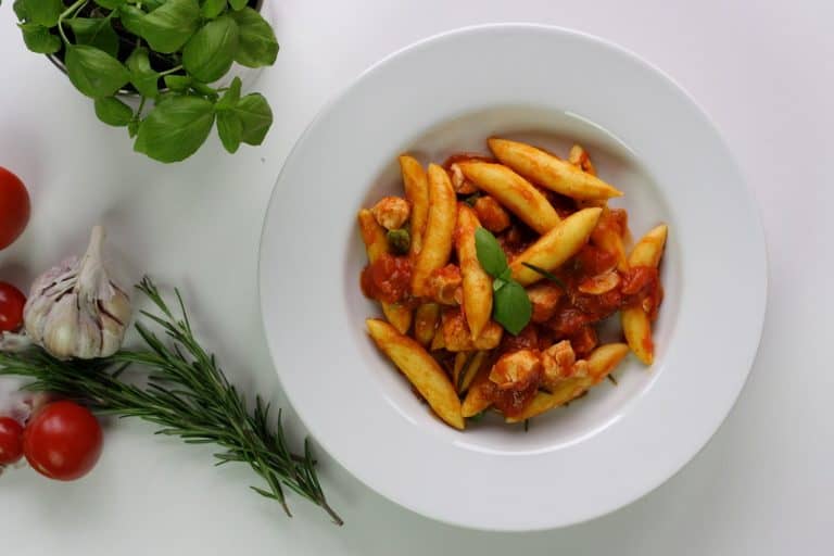 Bramborové gnocchi s kuřetem a rajčatovou omáčkou