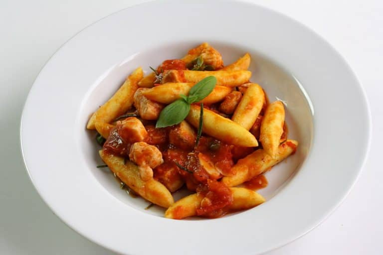 Bramborové gnocchi s kuřetem a rajčatovou omáčkou