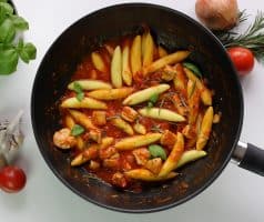 Bramborové gnocchi s kuřetem a rajčatovou omáčkou