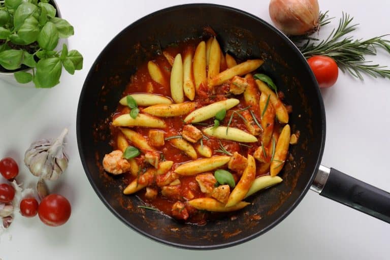 Bramborové gnocchi s kuřetem a rajčatovou omáčkou