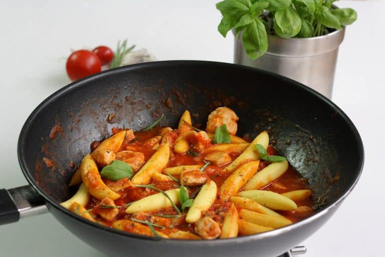 Bramborové gnocchi s kuřetem a rajčatovou omáčkou