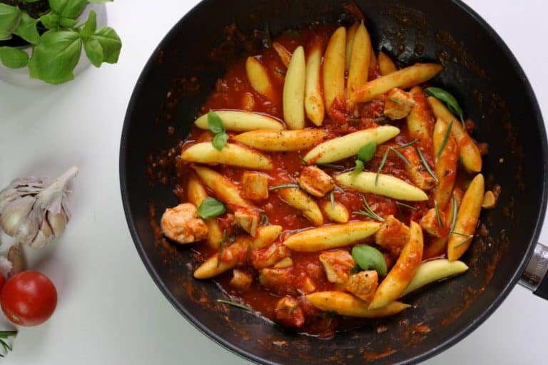 Bramborové gnocchi s kuřetem a rajčatovou omáčkou